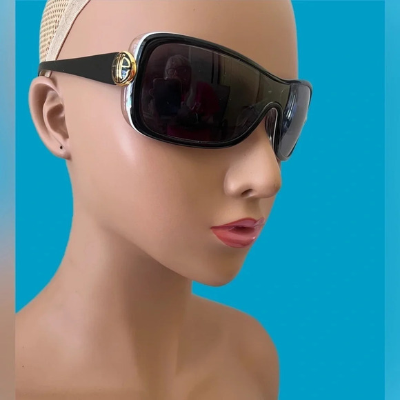 Lilly Pultzer wrap around sunglasses. Lenses has a few small scratches - Picture 2 of 9